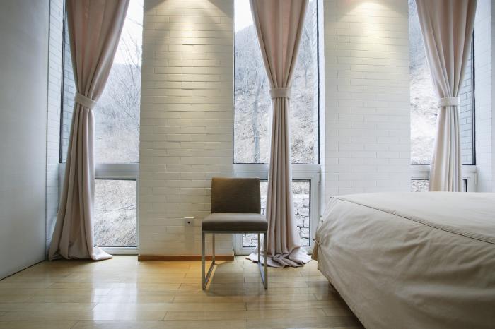 Шторы для спальни с балконом