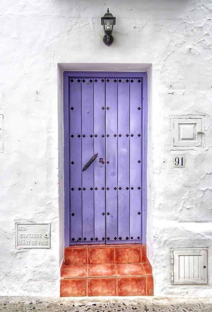 Двери фиолетового цвета 2
