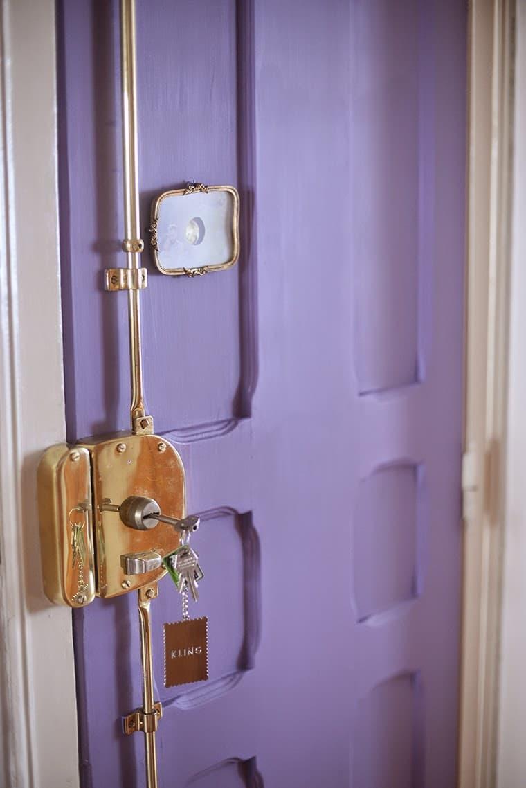 Двери фиолетового цвета 3