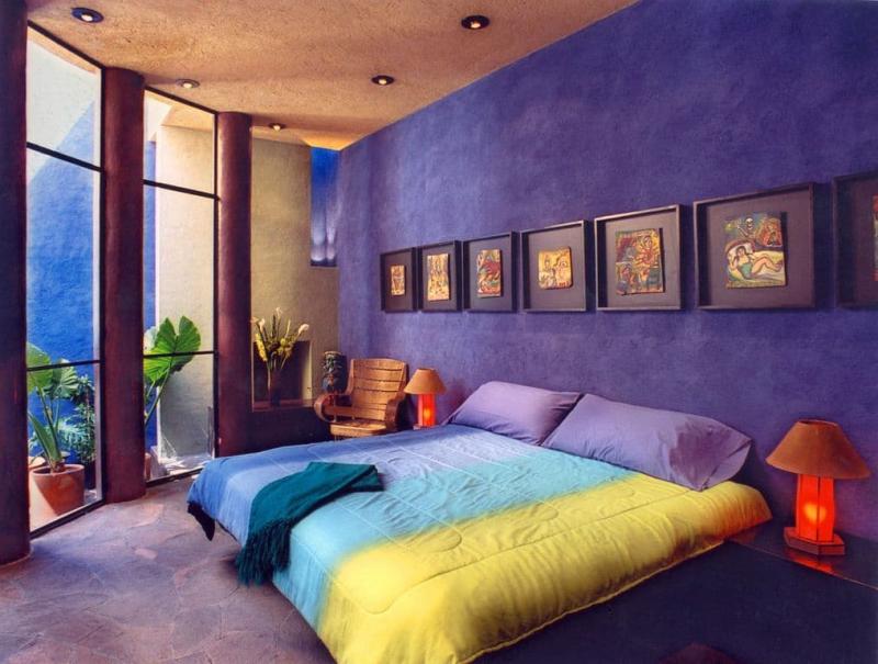 Яркий фиолетовый интерьер спальни