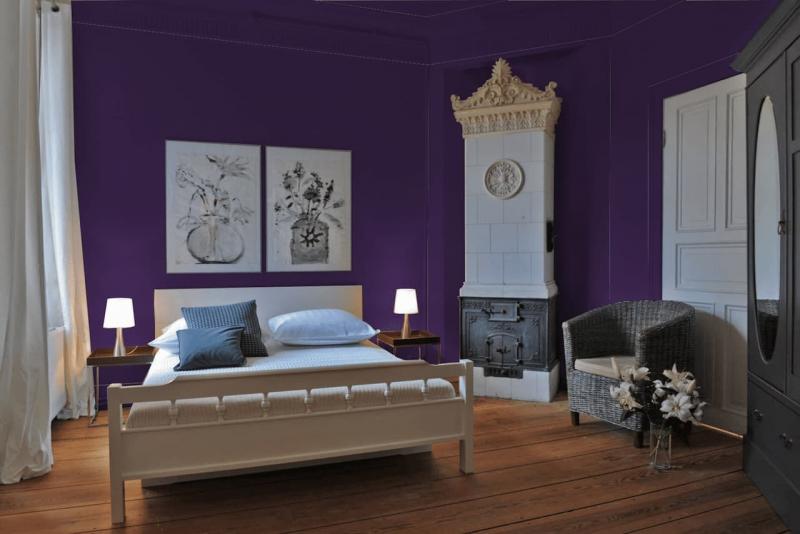 Яркий фиолетовый интерьер спальни 2