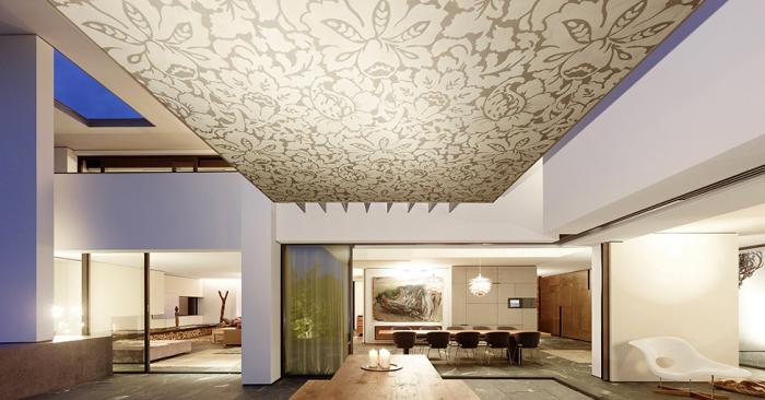 Дизайн потолка в гостиной
