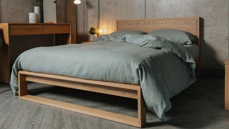 Кровать из массива древесины: преимущества и правила выбора