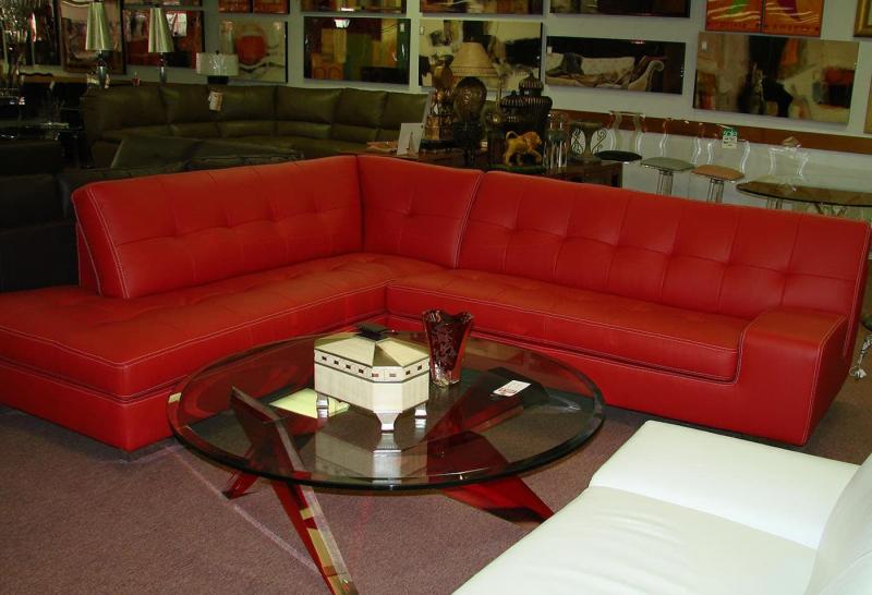 Оттенок Aurora Red в интерьере гостиной 2