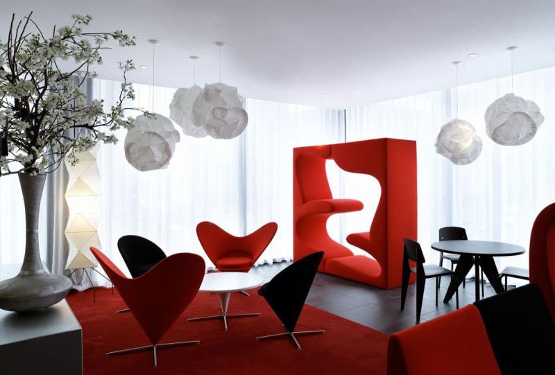 Оттенок Aurora Red в интерьере гостиной 5