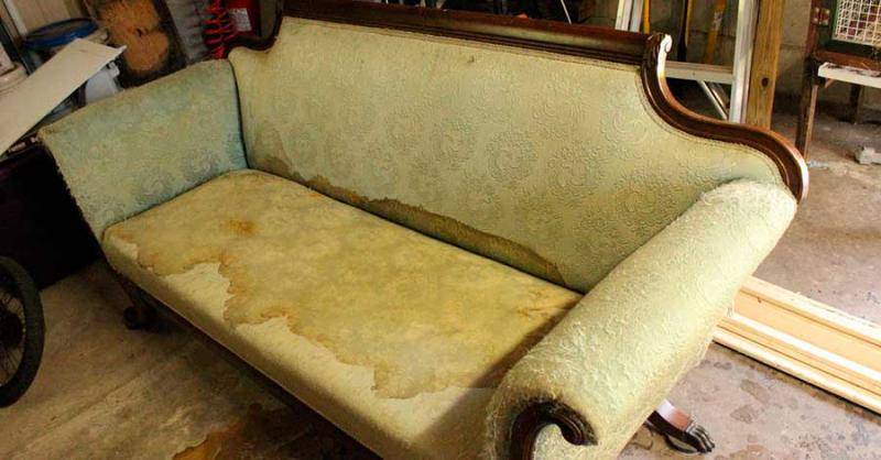 На диване остаются разводы от воды