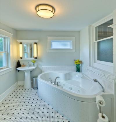 Окрашеный потолок в интертьере ванной