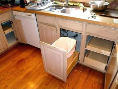 Выкатные шкафы на маленькой кухне 1