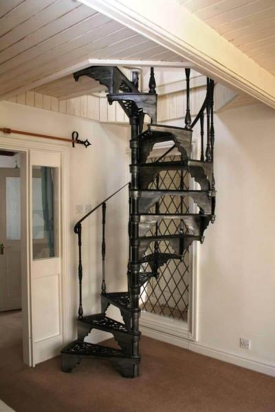 Металлическая лестница на второй этаж 2