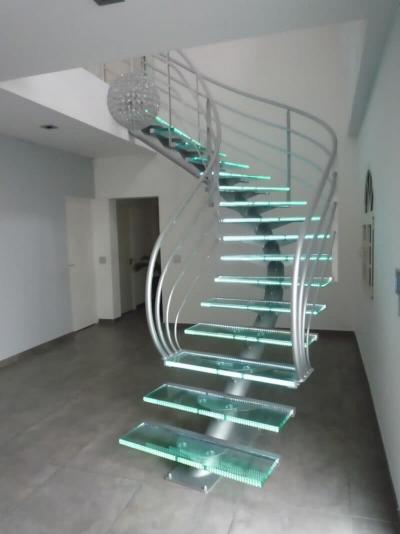 Стеклянная лестница на второй этаж 5