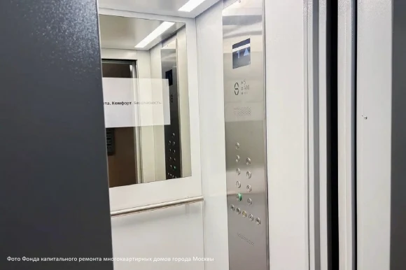 ЩЛЗ поставил для ФКР Москвы лифты с зеркальными медиа-экранами