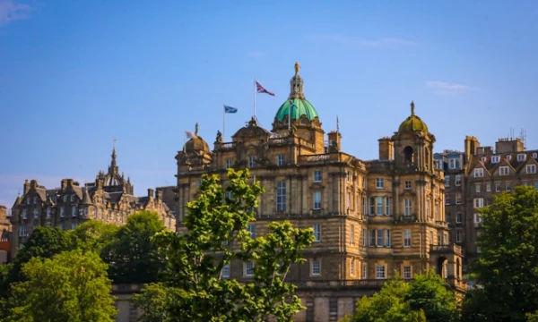 Запрашиваемые цены на жилье в Великобритании падают, поскольку рынок пострадал от бюджетных спекуляц