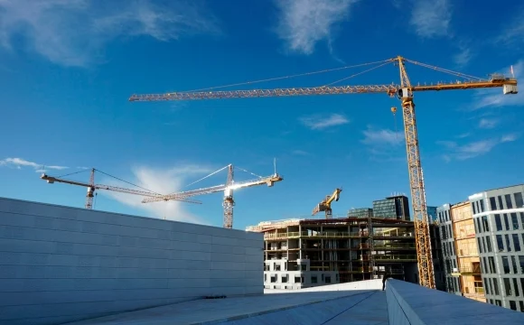 Путин призвал правительство вести системную работу с застройщиками жилья