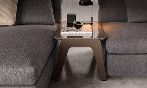 Лак, шелк и холод: новая тактильность премиального дома