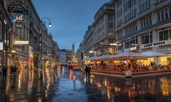 Австрийская компания SES Spar European Shopping Centres, ведущий оператор крупных торговых центров в