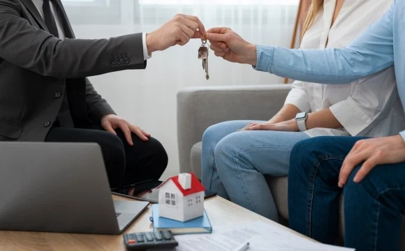 Динамика продаж квартир по ДДУ в РФ побила исторический минимум в 2025 году