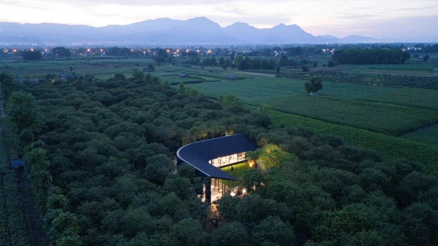 Новое кафе "MADA" в маленьком саду в городе Чианграй, Таиланд