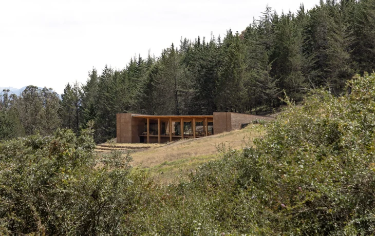 Urlo Studio встраивает велопарковку в склон холма в Эквадоре