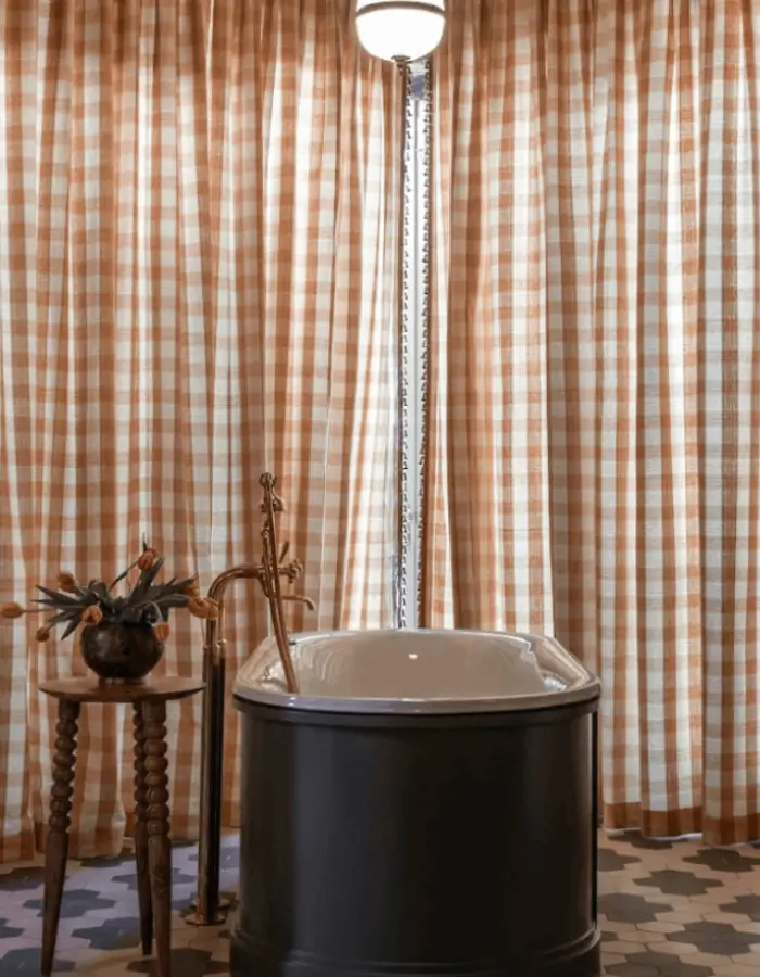 Интерьер как манифест: хром, жемчуг и «сигарная» палитра в трендах 2026 года