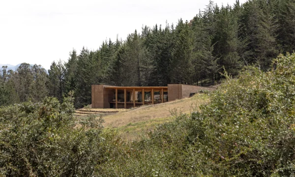 Urlo Studio встраивает велопарковку в склон холма в Эквадоре