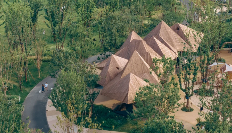Ресторан на детской игровой площадке в городе Ухань, Китай