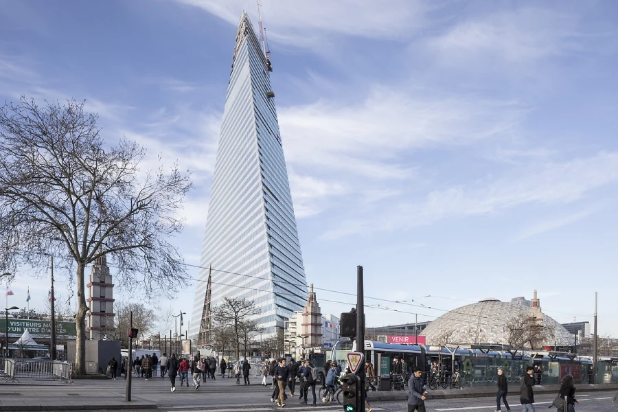 Треугольная башня от Herzog & de Meuron в Париже почти достроена Треугольная башня от Herzog & de Meuron в Париже почти достроена