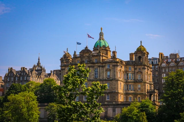 Запрашиваемые цены на жилье в Великобритании падают, поскольку рынок пострадал от бюджетных спекуляц