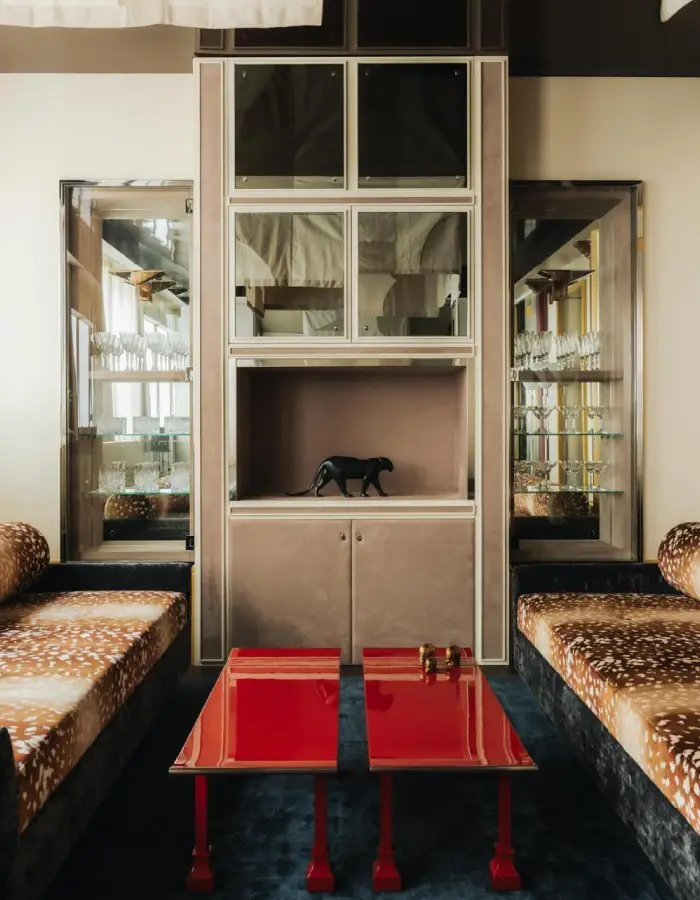 Интерьер как манифест: хром, жемчуг и «сигарная» палитра в трендах 2026 года