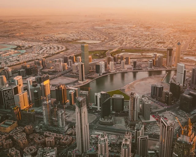 Политически нейтральные ОАЭ рассматриваются как безопасное убежище для покупателей многих стран