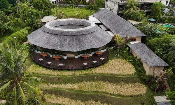 Ресторан "Juna" в Убуде принимает гостей на Бали, Индонезия