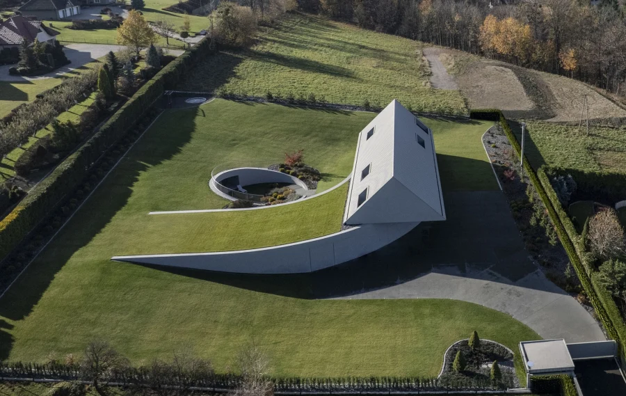 Дом остроконечной формы на склоне "Yaw House", Польша