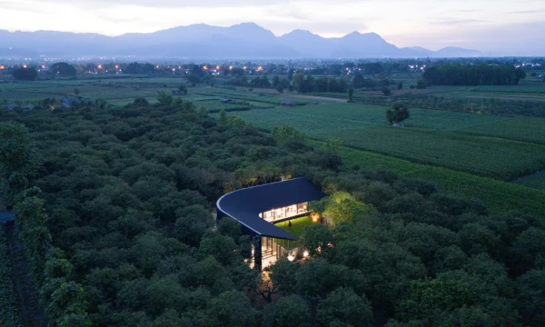 Новое кафе "MADA" в маленьком саду в городе Чианграй, Таиланд