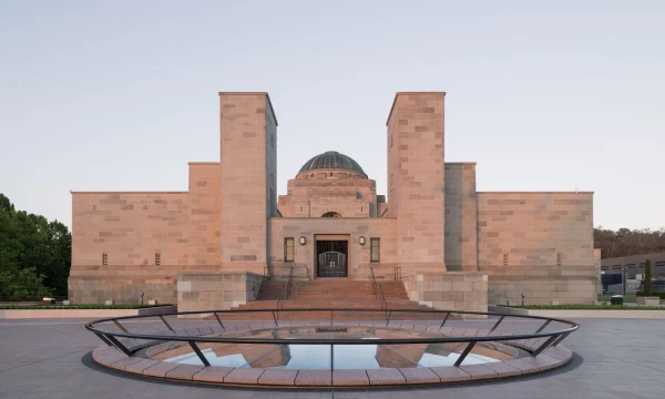 Новый вход и плац Австралийского военного мемориала в Кэмпбелле