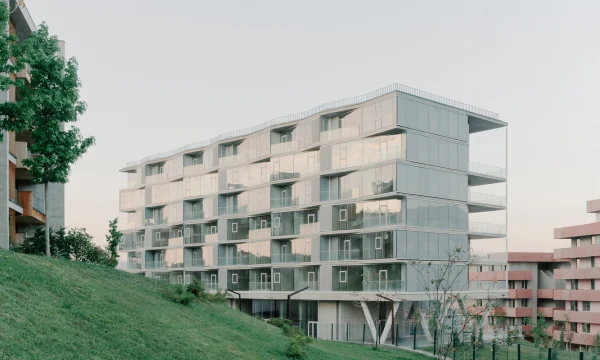 "Садовый домик" у озера Лиси в городе Тбилиси, Грузия