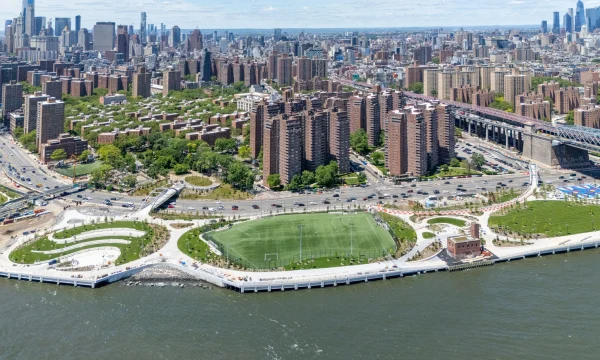 Реконструкция Ист-Сайд-Ривер-Парк в городе Нью-Йорк, США