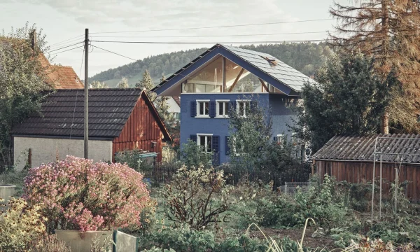 Частные дома. Дом с парящей крышей в городе Винтертур, Швейцария