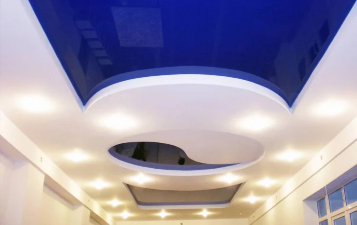 Дизайн гостиной 2017: потолок и освещение