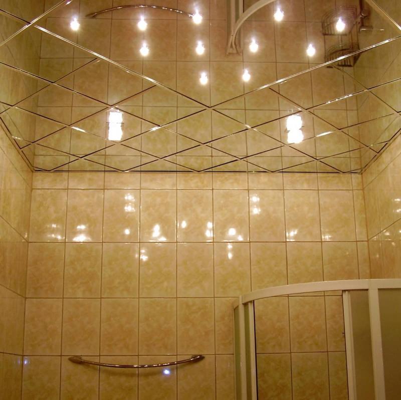 Зеркальный потолок в ванной комнате 1