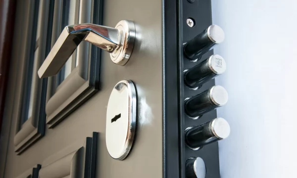 Как вернуть безопасность - ремонт замка в металлической двери