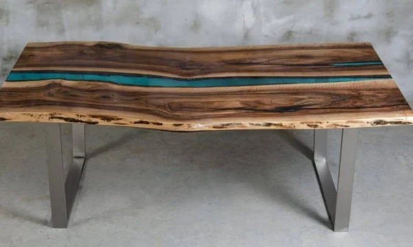 Столы из натуральной древесины и эпоксидной столы