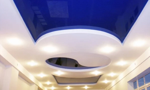 Дизайн гостиной 2017: потолок и освещение