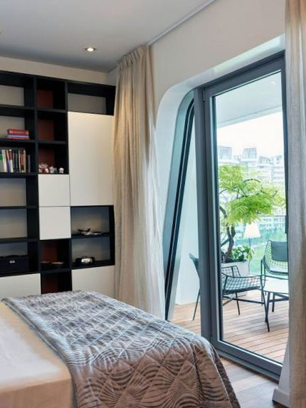 Спальня с отделенным балконом или лоджией - фото