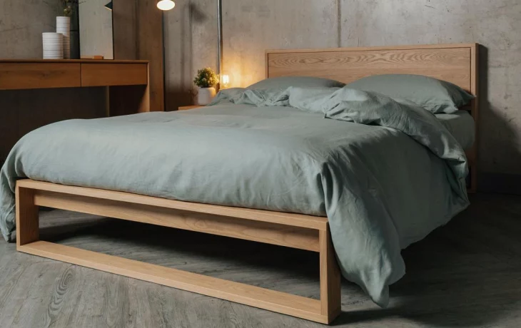 Кровать из массива древесины: преимущества и правила выбора