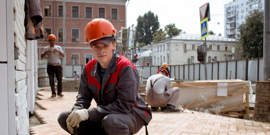 Молодые строители смотрят на свое будущее в Москве