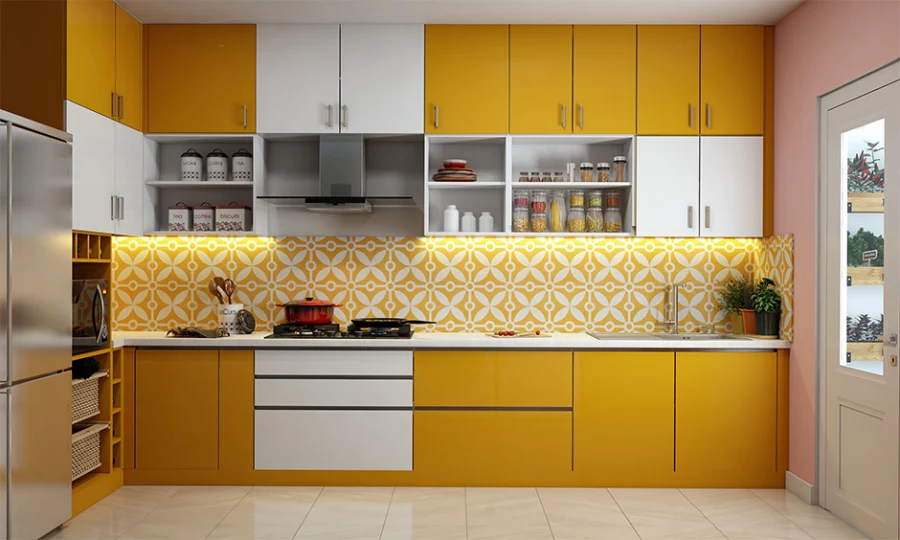 Кухня 5: Эта кухня с белым и желтым ламинатом добавит ярких красок в ваше пространство. Идеально подходит для молодых городских пар. Открытые полки на верхних шкафах пригодятся для размещения всего необходимого в кладовой. Ящики и выдвижные элементы в нижних шкафах идеально подходят для организованного размещения всей вашей посуды.